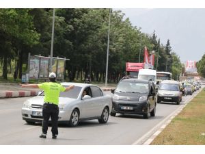 Antalya’da araçlar tek tek denetlendi, uzun araç kuyrukları oluştu