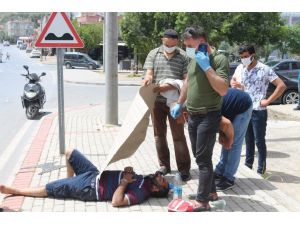 Kaza yapan sürücüyü kavurucu sıcaktan kartonla korudular