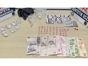 Taksideki 4 Şüphelinin Üzerinden Uyuşturucu Çıktı