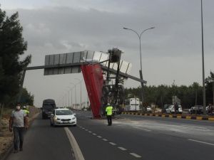 Otoyolda Kamyonun Damperi Koptu, Facianın Eşiğinden Dönüldü