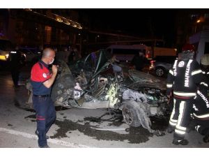 Direğe Çarpıp Minibüsün Önüne Düşen Otomobilin 2’ye Bölündüğü Anlar Kamerada