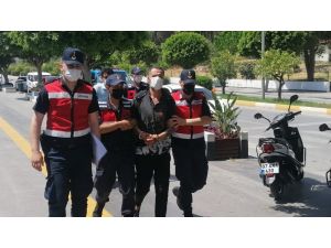 Darp ettikleri komşularını bıçaklayarak öldüren 2 şüpheli adliyede