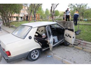 Otomobil Çocuk Parkının Duvarına Çarptı: 3 Yaralı