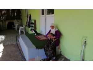 Yaşlı Kadının Kolundaki Bilezikleri Söküp Aldılar