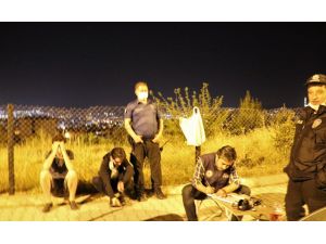 Sokağa Çıkma Yasağını İhlal Ettiler Uyuşturucuyla Yakalandılar