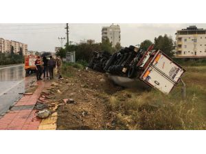 Şiddetli Yağmurda Kontrolden Çıkan Tır Elektrik Direğine Çarparak Devrildi