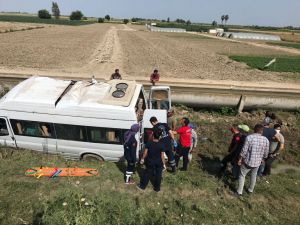 Tarım İşçilerini Taşıyan Minibüs Şarampole Devrildi: 7 Yaralı