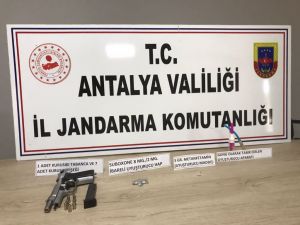 Uygulama noktasında uyuşturucu ve kurusıkı tabanca ele geçirildi