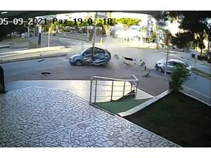 Antalya’da iki otomobil birbirine girdi: 4 yaralı