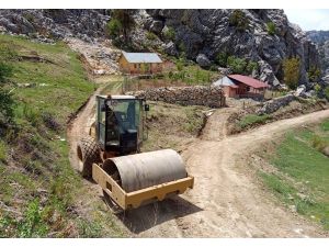 Alanya kırsalında heyelandan kapanan yol trafiğe açıldı