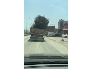 Hatay’da Hurda Demir Yüklü Kamyonun Tehlikeli Yolculuğu