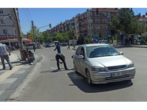 Hareket Halindeyken Çalan Telefonu Motosiklet Sürücüsünü Canından Ediyordu...kaza Anı Kameralara Yansıdı