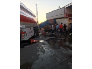 Hatay’da Kontrolden Çıkan Tır Akaryakıt İstasyona Daldı