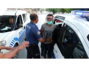 Maske takmamakta direnen turist gözaltına alındı