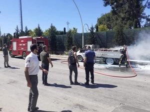 Seyir halindeki odun yüklü kamyonette yangın
