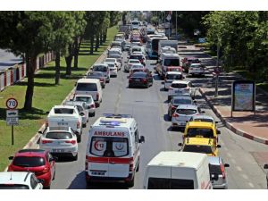 1 kilometrelik araç kuyruğundaki sürücüler ambulans için seferber oldu