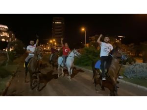 İsrail’i At Üzerinde Protesto Ettiler