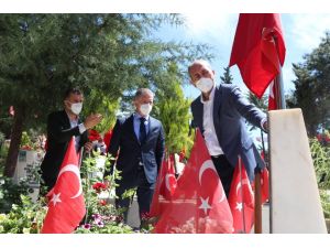 Adalet Bakanı Gül, Bir Ay Önce Ölen Annesinin Mezarını Ziyaret Etti
