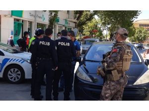 İzin Belgesi Sorulunca Tartıştığı Polisi Görüntülemeye Başladı