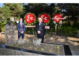 Devlet Bahçeli, Bayramın İlk Gününde Alparslan Türkeş’in Kabrini Ziyaret Etti