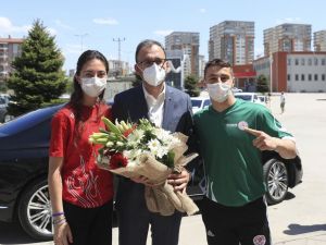 Bakan Kasapoğlu’ndan Olimpik Ve Paralimpik Sporculara Bayram Ziyareti