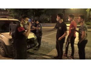 Taksiyle Kısıtlamayı Delen Gençler Rahatlıklarıyla Pes Dedirtti