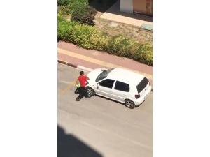 Park halindeki otomobilin camlarını parke taşıyla tuzla buz etti