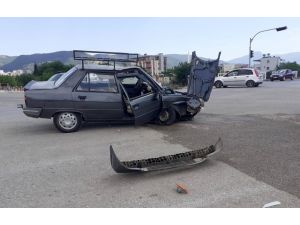 Osmaniye’de Otomobil Sinyalizasyon Direğine Çarptı: 2 Yaralı