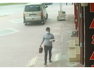 "Komşu Kasabın Oğluyum" Dedi, Vermediği Paranın Üstünü Alıp Çanta Çaldı