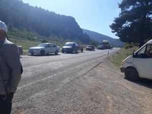 Elektrik Direkleri Devrildi, Yol Trafiğe Kapandı