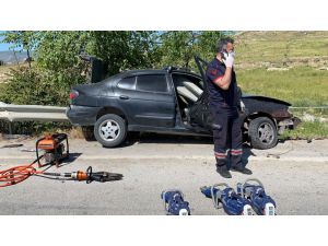 Kontrolden Çıkan Otomobil Bariyerlere Sapandı