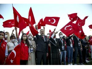 Bakan Kasapoğlu, Gençler İle Bir Araya Gelerek İstiklal Marşı’nı Okudu