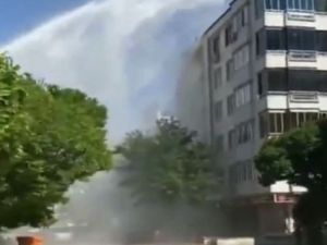 Su Borusu Patladı, Tazyikli Su 6 Katlı Apartman Boyunu Aştı