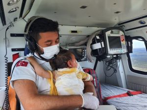 Yanan Bebeği Helikopter Ambulansta Hastaneye Kadar Kucağından İndirmedi