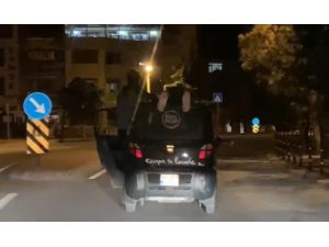 Otomobilin Üstünde Tehlikeli Yolculuk Kamerada