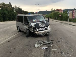 Ankara’da Minibüs Otomobille Çarpıştı: 3 Yaralı