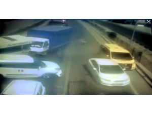 Freni patlayan kamyon araçların arasına daldı: 2 yaralı