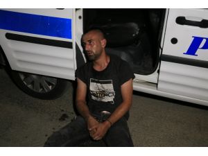 Bekçilerden Kaçan Şahıs Bir Evin Bahçesinde Saklanırken Yakalandı