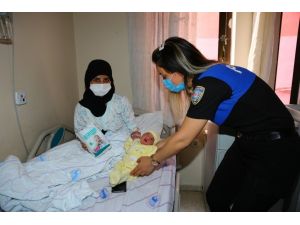 Adana’da Polis Bebek Bezi Dağıttı