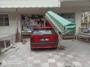 Başkent’te Kontrolden Çıkan Otomobil Tuhafiyeye Girdi