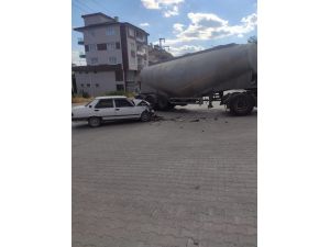 Burdur’da Otomobil İş Makinesine Çarptı: 2 Yaralı