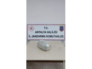 Otobüsteki yolcunun üzerinden 3 bin 500 gram esrar çıktı