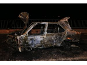 Adana’da Köprü Korkuluklarına Çarpan Otomobil Alev Alev Yandı: 2 Yaralı