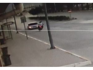 Otomobille Kafa Kafaya Çarpışan Motosikletli İki Genç Metrelerce Havaya Fırladı
