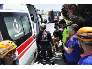 Karı Koca Çift Şarampole Devrilen Otomobilde Yaralandı