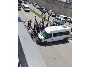 Hatay’da Jandarma Personelini Taşıyan Minibüs Devrildi: 3 Yaralı