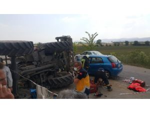 Otomobil Traktöre Bağlı Tarım Aletine Çarptı: 5 Yaralı