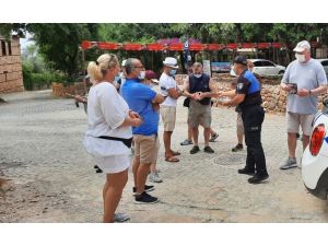 Alanya polisi turistlere harita dağıttı