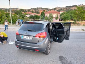 Yolun Sağında Duran Araca Çarptı: 6 Yaralı