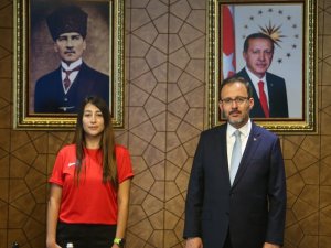 Bakan Kasapoğlu Dünya Rekortmeni Fatma Uruk’u Kabul Etti